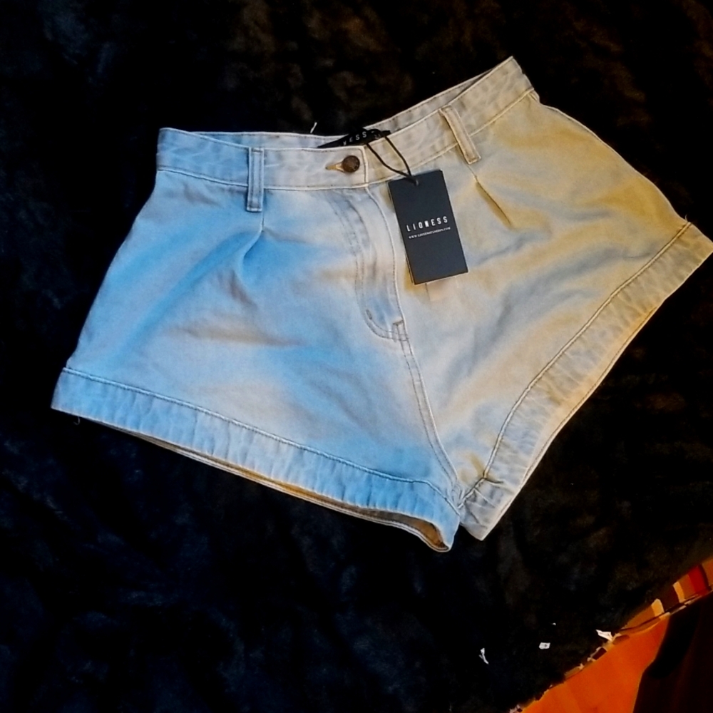 Lioness In Bloom Mini Short Light Wash BNWT